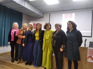 Carmen Calvo, junto a feministas del PSOE de Granada, en la jornada.