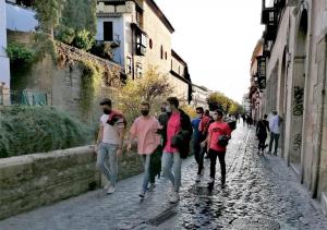 Un grupo de jóvenes camina por la Carrera del Darro, en una imagen de archivo.
