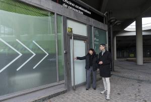 Eduardo Castillo y Eva Fernández junto a la Oficina Aceleradora de Proyectos, cerrada.