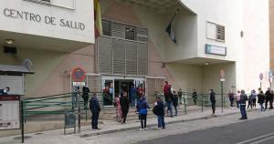 Colas a las puertas del centro de salud Zaidín Sur.