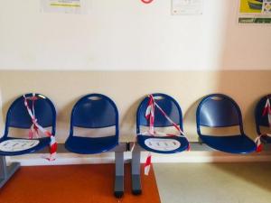 Detalle de una sala de espera de un centro de salud metropolitano.