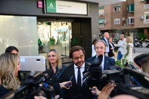 El delegado de la Junta, acompañado por el de Salud y la alcaldesa, atienden a los periodistas. 