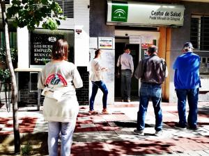 Cola a la puerta del centro de salud Poeta Manuel de Góngora.