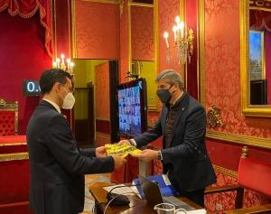Díaz ha buscado la foto al entregarle una camiseta amarilla, símbolo de la reivindicación del soterramiento, a Cuenca.