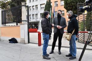 Jesús Fernández conversa con periodistas en una comparecencia.