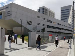 Estudiantes en el entorno del Campus de Ciencias de la Salud.