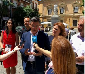 Luis Salvador atiende hoy a los medios de comunicación.