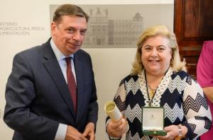 El ministro Luis Planas con Clara Aguilera. 
