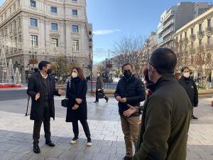 Concejales del PSOE, este lunes en Puerta Real.