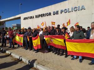 Un  momento de la concentración celebrada este lunes a las puertas de la Jefatura de Policía.