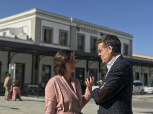 Concha de Santa Ana y Vicente Azpitarte junto a la estación de tren.