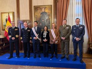 La ministra y la plana mayor del Ejército con Luisa García Chamorro y Francisco Cuenca. 
