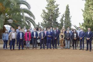 Representantes de los municipios metropolitanos, de la Diputación y la Junta, este lunes en el Carmen de los Mártires.