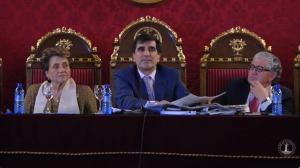 Antonio del Moral, en el centro, durante la conferencia que impartió en 2016 en Derecho.