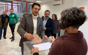 Cuenca, en una votación del PSOE.