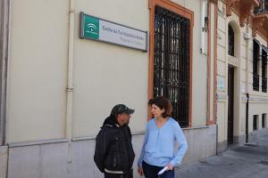 Elisa Cabrerizo junto al Centro de Participación Activa del Realejo.