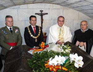 El arzobispo, junto al alcalde, el responsable del Madoc y el capellán mayor de la Capilla Real.