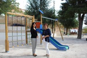 La subdelegada del Gobierno con la alcaldesa de Cortes y Graena.
