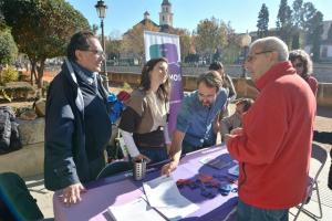 Reparto de información junto al Puente Blanco del Genil.