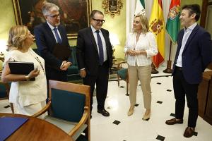 La alcaldesa y los concejales de Presidencia y Economía con representantes de Caja Rurall