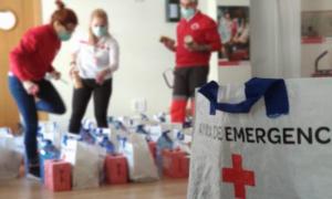 Ayudas de emergencia preparadas por Cruz Roja para su reparto en Granada. 