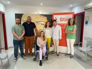 Concha Insúa, en su reunión con responsables de la Fundación Secretariado Gitano de Granada.