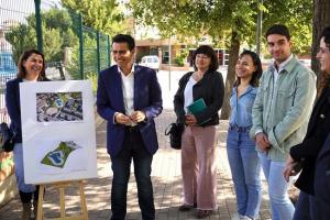 Paco Cuenca expone el proyecto de una nueva piscina al aire libre.