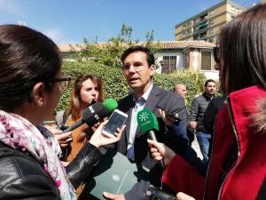 Francisco Cuenca, atiende a los periodistas.