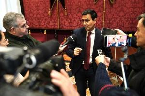 Cuenca atiende a los periodistas antes del pleno.