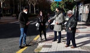 Miembros del PSOE, junto a una acera levantada en Don Bosco.