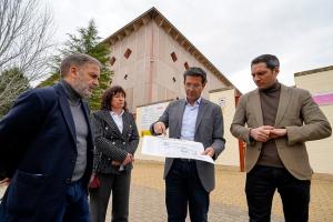 Cuenca, con ediles del PSOE, en una visita al Palacio de Deportes.