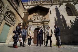 Cuenca y otros ediles socialistas con representantes de los guías turísticos de Granada. 