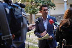 Francisco Cuenca atiende a los periodistas. 