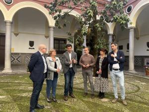 Cuenca junto a ediles del PSOE, este martes en el Ayuntamiento.