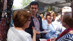 Paco Cuenca durante su visita al mercadillo del Zaidín.