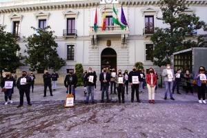 Francisco Cuenca y Raquel Ruz junto a representantes de las agencias de viajes.