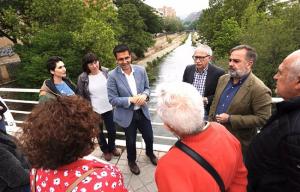 El alcalde de Granada y candidato del PSOE a la reelección, Francisco Cuenca, junto a varios vecinos y colectivos ecologistas. 