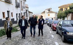 Miembros del PSOE, en la Cuesta de la Alhacaba.