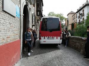 Un autobús público, por la Acera del Darro.