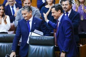 Antonio Sanz recibe, al término de su primera intervención, la felicitación de Juan Manuel Moreno, que ha abandonado después el Parlamento.