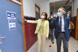 Los delegados de Educación y Salud, en una visita este miércoles a un centro educativo.