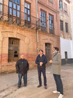 Los representantes de IU en su visita al edificio.