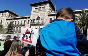 Detalle de una manifestación contra los recortes en la escuela pública. 