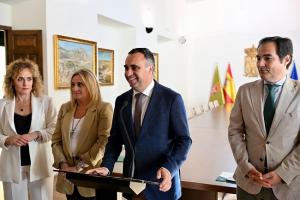 El presidente de la Diputación, al anunciar la compra del Banco de España a la Junta. 