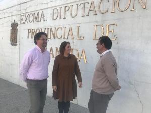 La diputada provincial de IU con el alcalde de Salar (derecha) y el responsable de Organización de IU Granada.