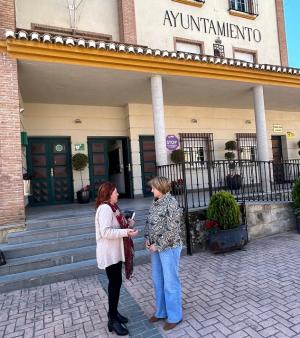 La coordinadora provincial de IU y la concejala de Servicios Sociales de Padul.
