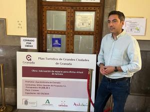 Eduardo Castillo junto a la Oficina. 