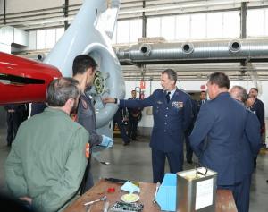 Don Felipe, durante su visita a la Base Aérea de Armilla.
