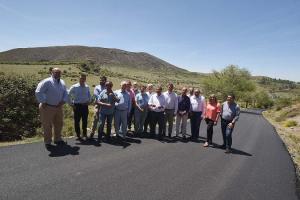 Miembros de Diputación, Ayuntamiento de Monachil y Regaman, en la carretera de El Purche, recién reasfaltada. 
