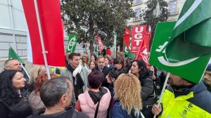Concejales socialistas expresan su apoyo a los empleados de la limpieza de edificios municipales.